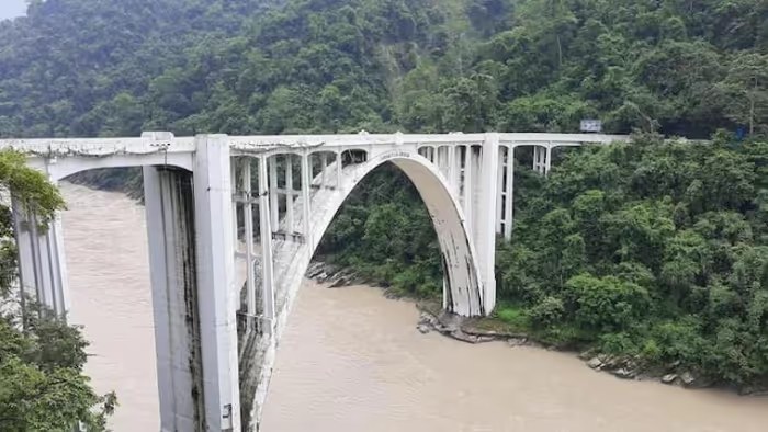  সরকারি নির্দেশিকাকে অমান্য করে সেতুর ভারবহন ক্ষমতা থেকে অনেক বেশি পরিমান পন্য নিয়ে গভীর রাতে ভারী ডাম্পার পারাপার করায় সেবক করোনেশন সেতুর স্বাস্হ্য নিয়ে উদ্বেগ প্রকাশ করে ডুয়ার্সের নাগরিকরা রাজ্য সরকারকে চিঠি দিয়েছে।