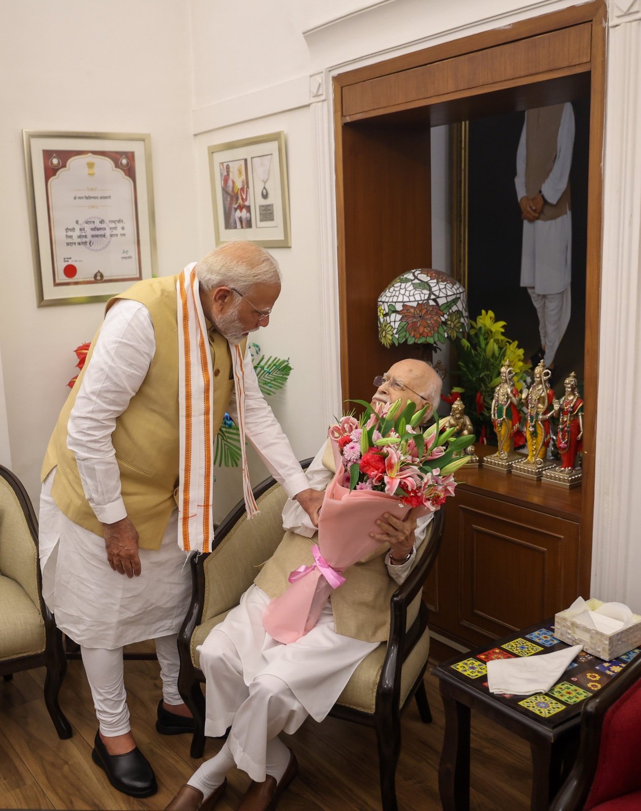 प्रधानमंत्री नरेंद्र मोदी ने भारतीय जनता पार्टी के वरिष्ठ नेता लाल कृष्ण आडवाणी को उनके 97वें जन्मदिन पर दी बधाई
