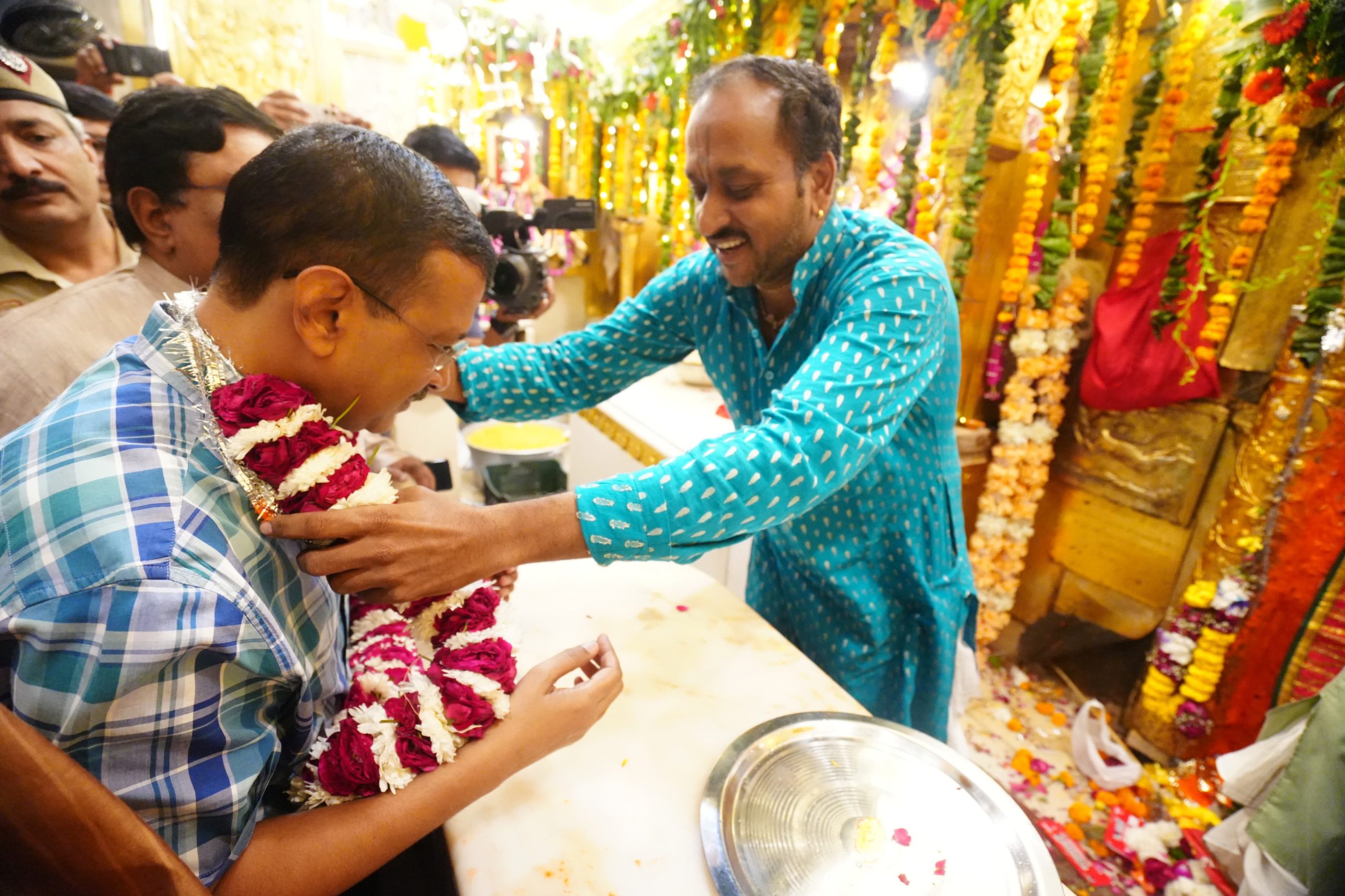 अरविंद केजरीवाल ने अपने परिवार के साथ कनॉट प्लेस स्थित हनुमान मंदिर में पूजा अर्चना की