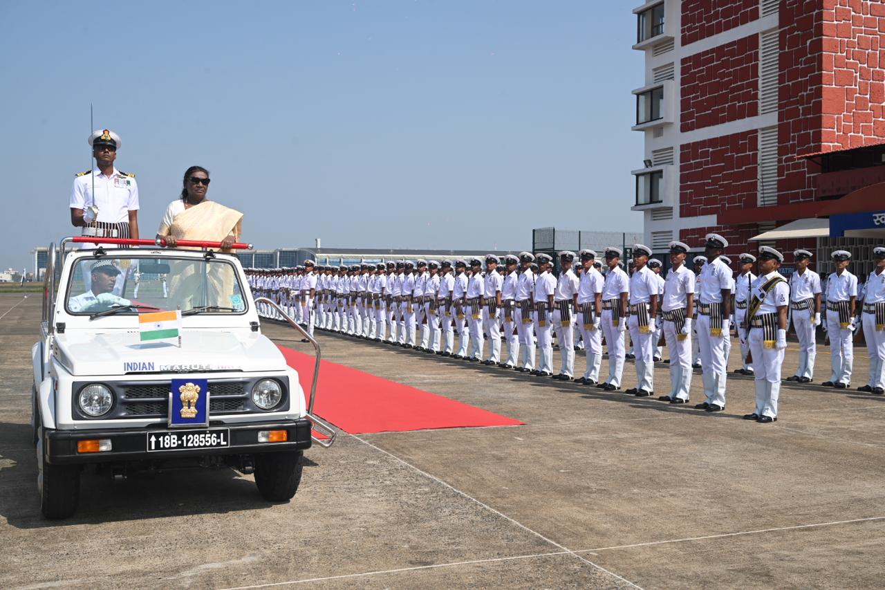 President Droupadi Murmu Receives Ceremonial Guard of Honour at INS Hansa