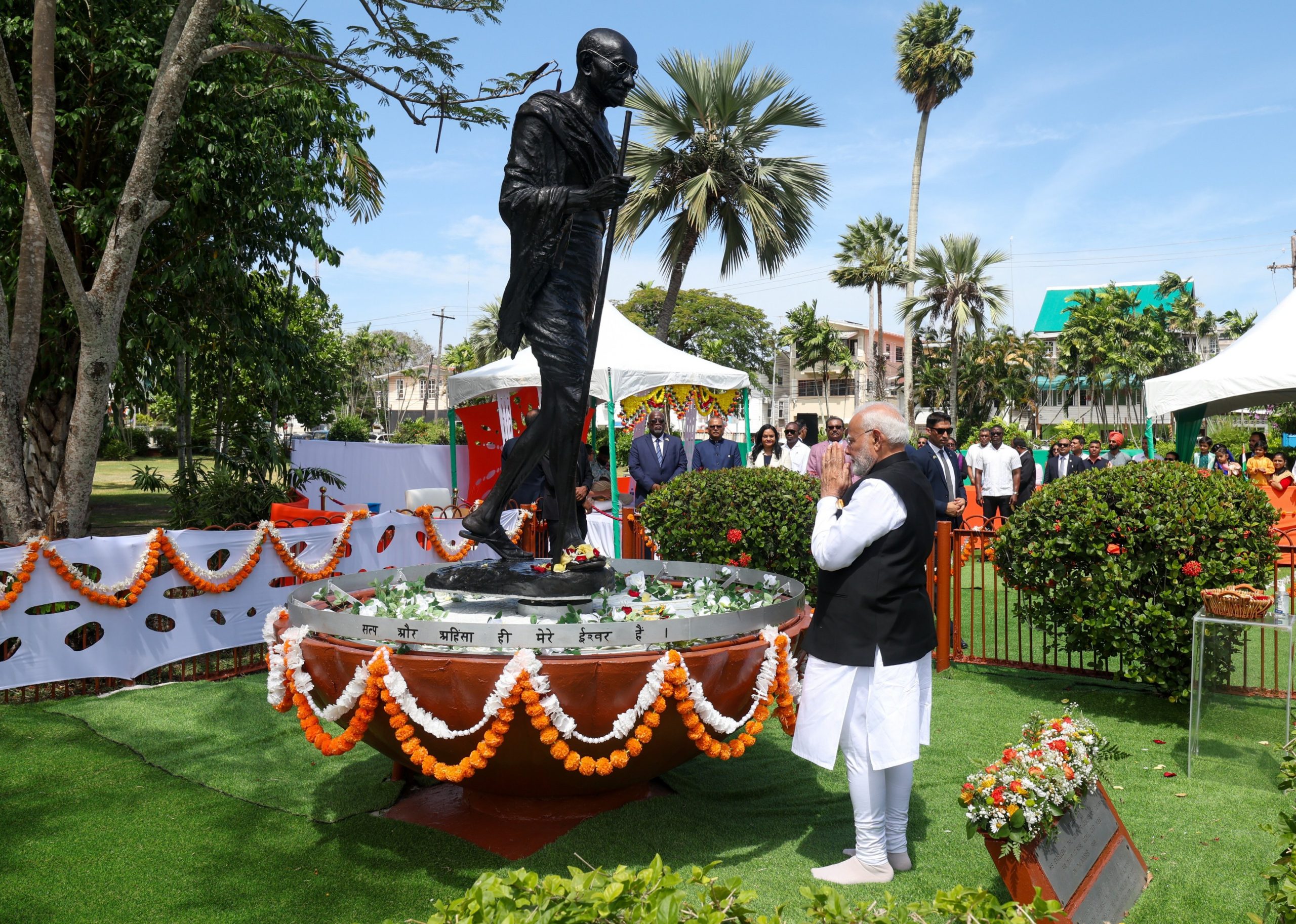 प्रधानमंत्री नरेन्‍द्र मोदी ने गयाना के जॉर्जटाउन में महात्‍मा गांधी की प्रतिमा पर पुष्पांजलि अर्पित की