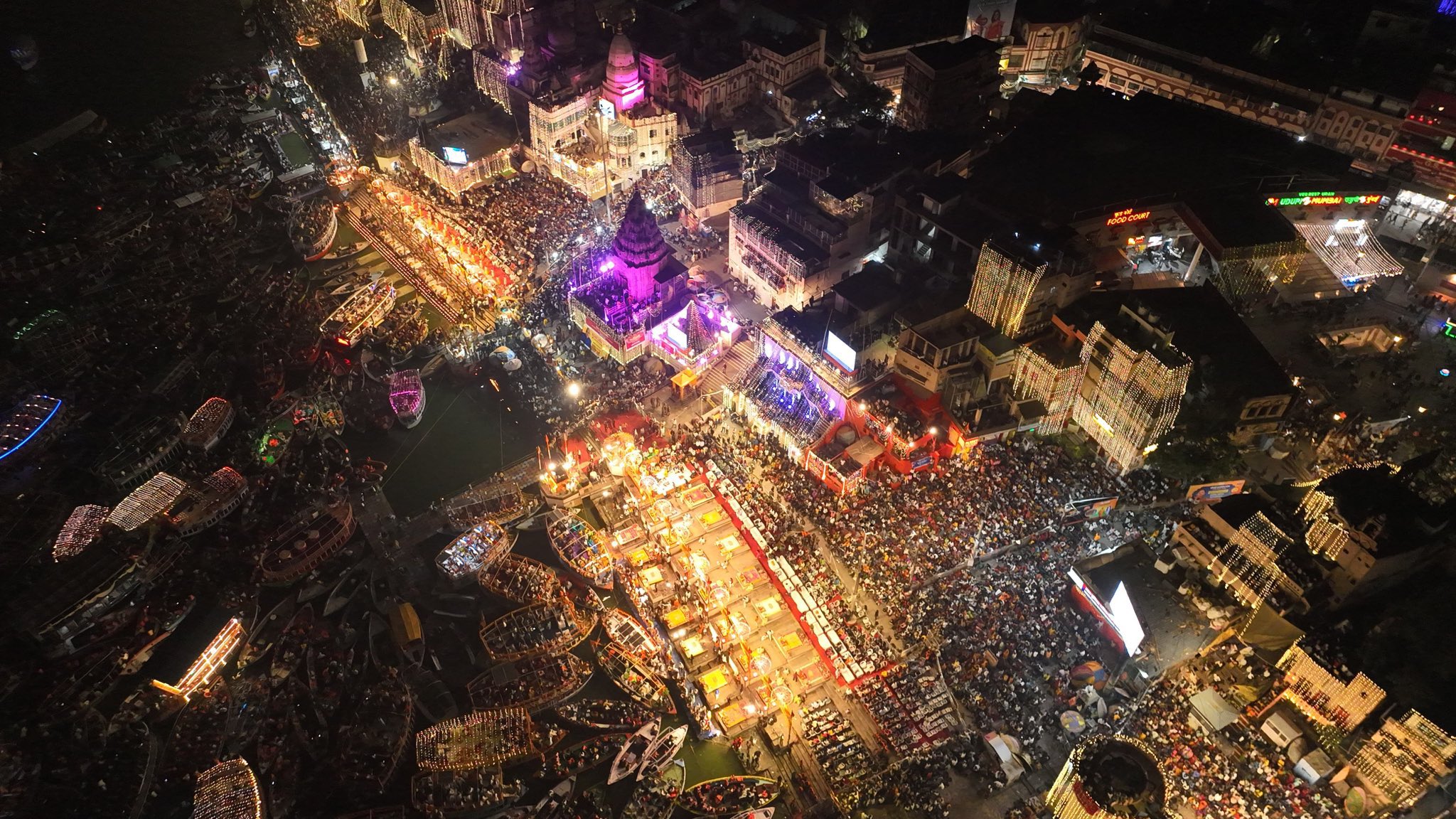 वाराणसी में प्रमुख नदियों के घाटों पर मनाई गई देव दीपावली