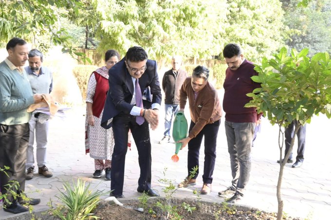 प्रसारभारतीचे अध्यक्ष नवनीत कुमार सेहगल यांची चंदीगढ च्या दूरदर्शन आणि आकाशवाणी केंद्राला भेट