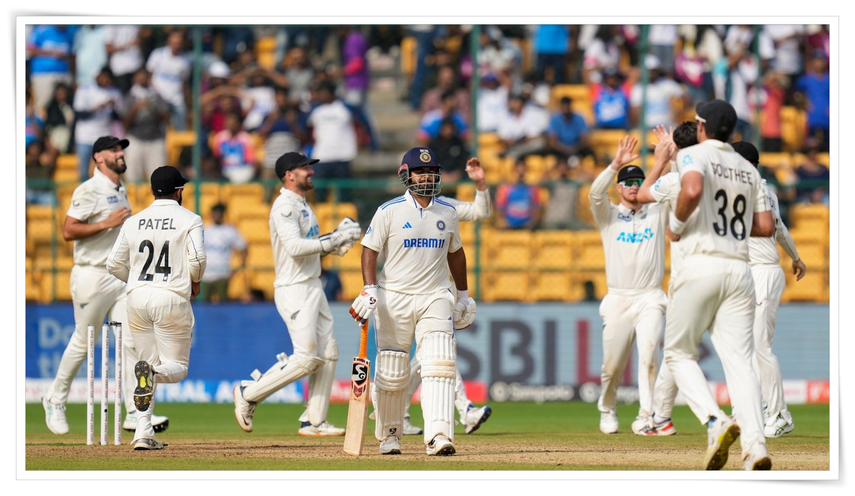 ৩ খনীয়া টেষ্ট ক্রিকেট শৃংখলাৰ তৃতীয় তথা অন্তিম খন খেলৰ দ্বিতীয় দিনত ভাৰতৰ আটাইকেইটা উইকেট হেৰুৱাই ২৬৩ ৰান সংগ্ৰহ