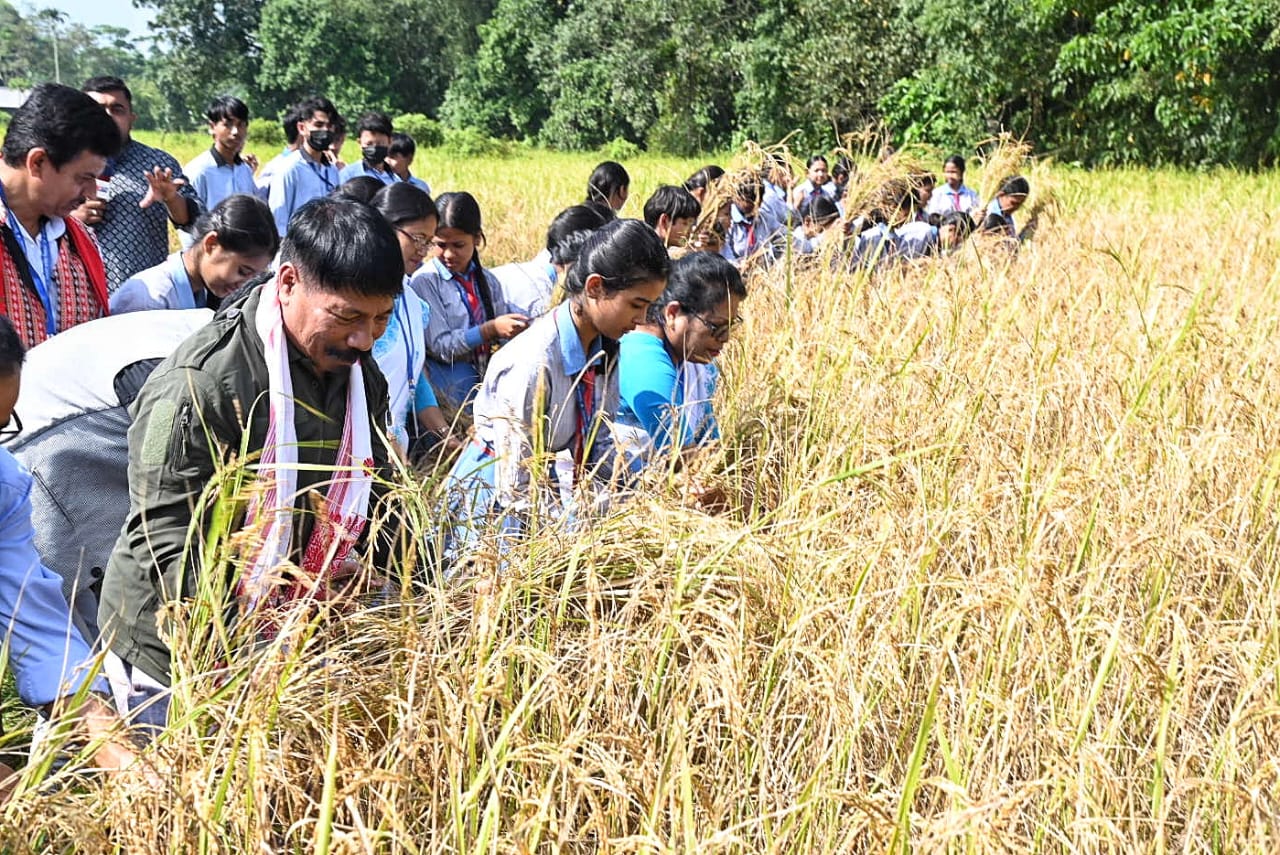 নৱপ্ৰজন্মক বিদ্যালয়ৰ পাঠ্যক্ৰমৰ লগতে কৃষিৰ জ্ঞান তথা অভিজ্ঞতা আহৰণৰ সুবিধা প্ৰদান কৰা উচিতঃ কৃষিমন্ত্ৰী অতুল বৰা