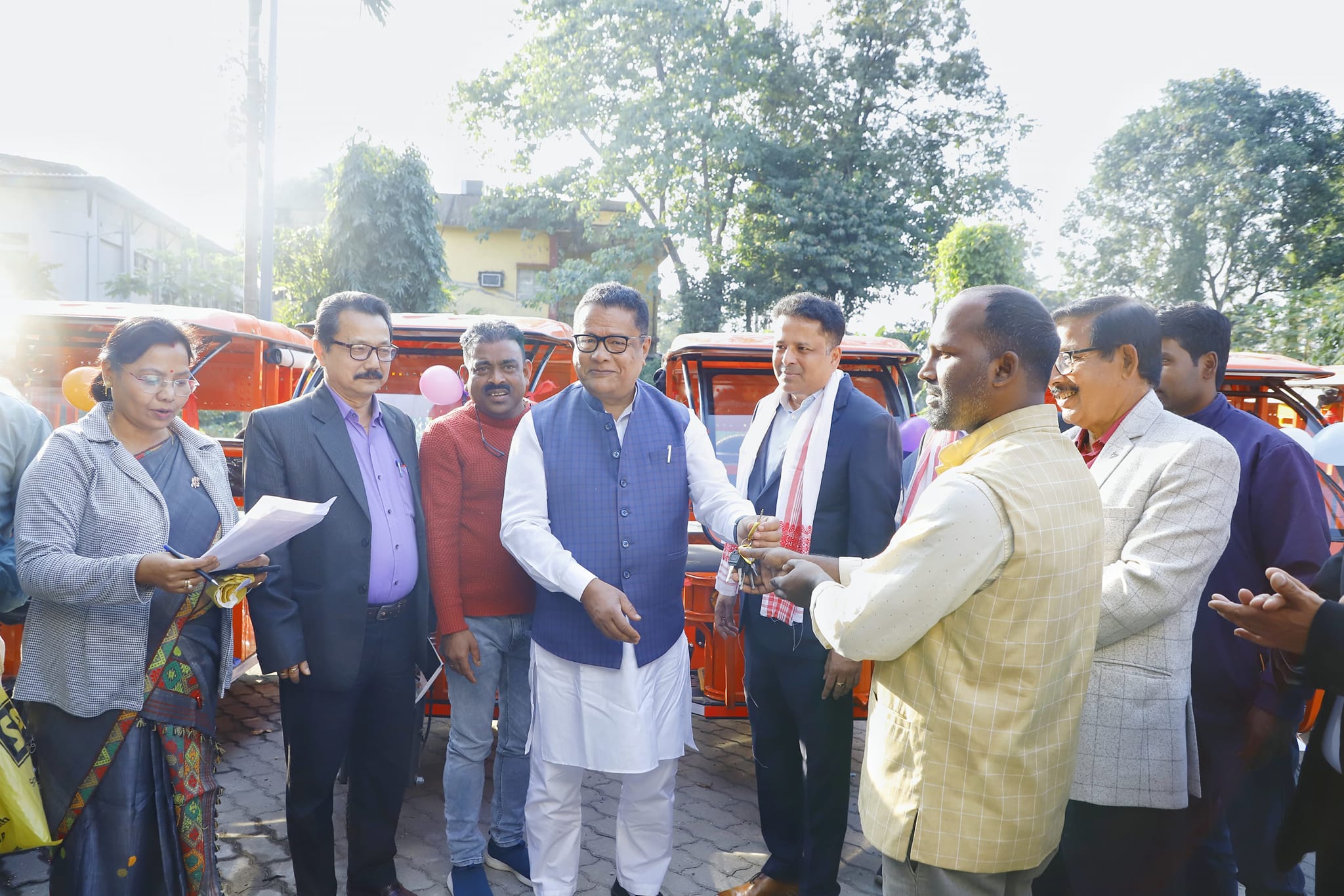 অসম চৰকাৰৰ সংখ্যালঘু উন্নয়ন বোর্ডৰ দ্বাৰা লখিমপুৰ জিলাৰ ১০ গৰাকী সংখ্যালঘু হিতাধিকাৰীৰ মাজত ই-ৰিক্সা বিতৰণ