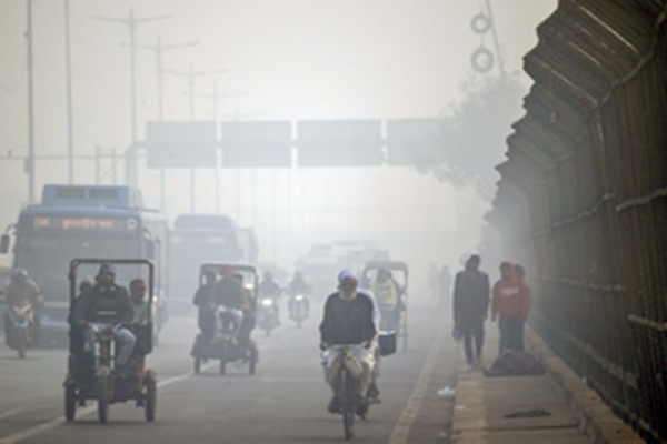 Delhi Air Quality Deteriorates: AQI Hits Severe Category at 410, Some Areas Breach 450