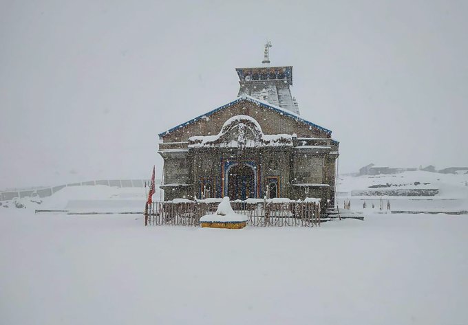 Uttarakhand witnesses heavy snowfall in areas at higher altitudes