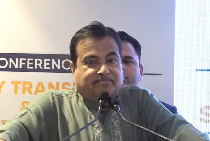 नितिन गडकरी ने जीवश्‍म ईंधनों के विकल्‍प के रूप में इथेनॉल और मीथेनॉल जैसे जैव-ईंधनों के उपयोग पर बल दिया