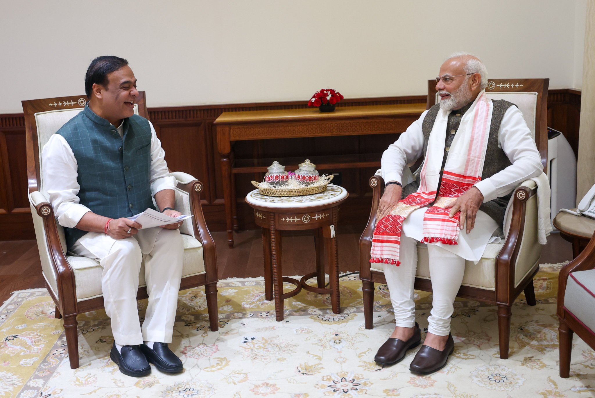 असम के मुख्‍यमंत्री हिमंत बिस्‍व सरमा ने नई दिल्‍ली में प्रधानमंत्री नरेन्‍द्र मोदी से मुलाकात की