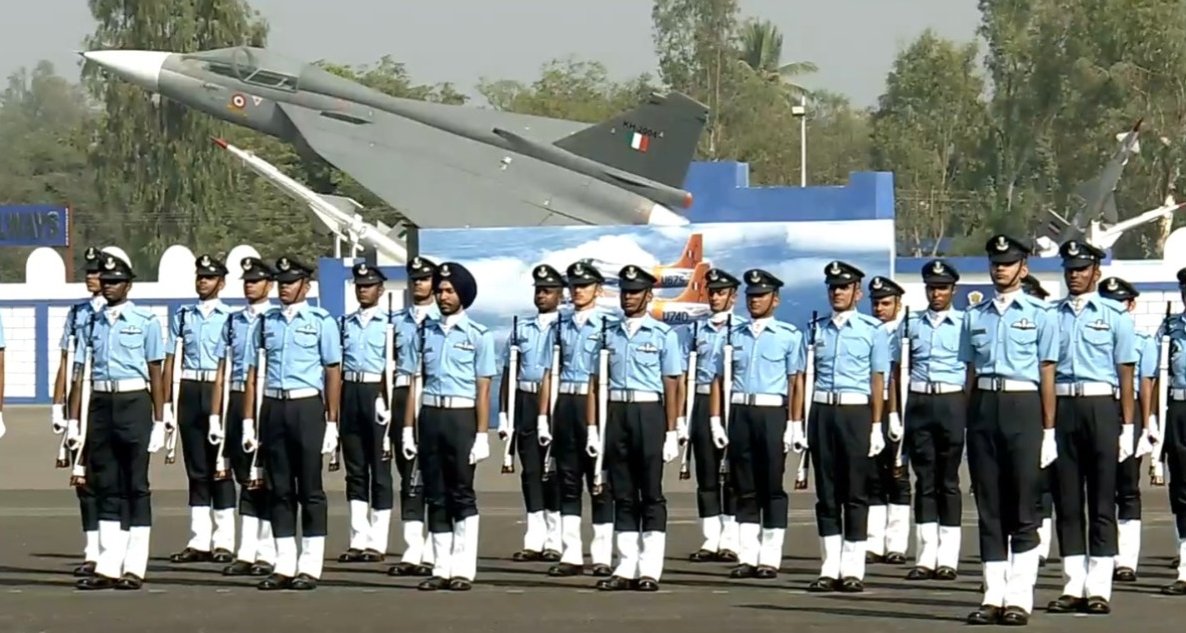 বায়ু সেনা প্রধান এয়ার চিফ মার্শাল অমরপ্রীত সিং নবনিযুক্ত আধিকারিকদের ভবিষ্যতের কমান্ডার হিসেবে উৎস প্রদান করেছেন।