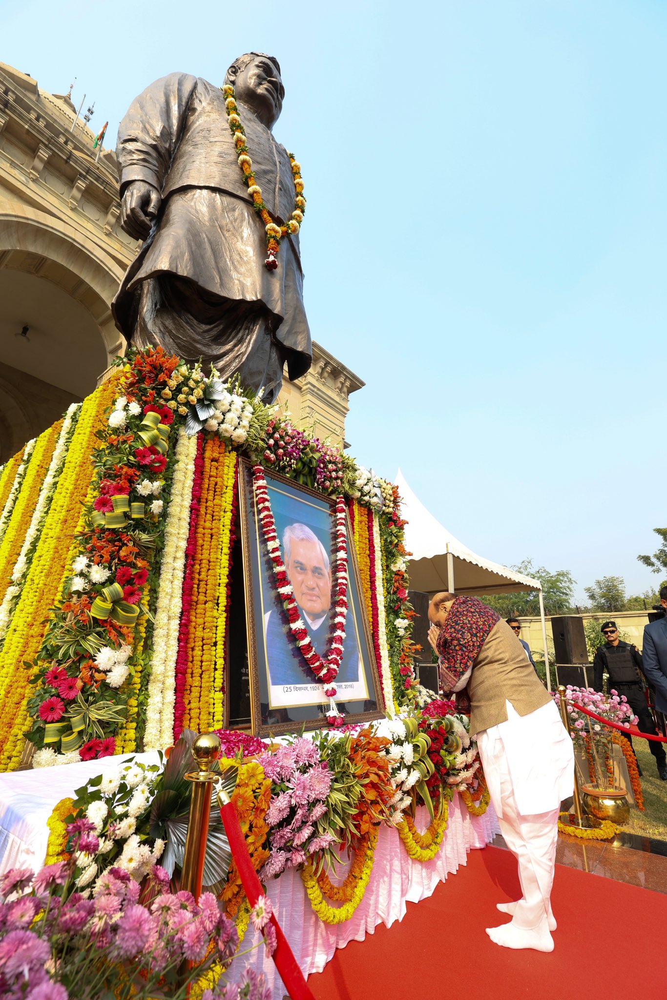 रक्षामंत्री राजनाथ सिंह ने अटल बिहारी वाजपेयी को महान विचारक और देश की सेवा में समर्पित नेता बताया