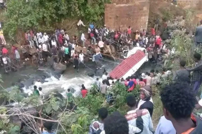 इथिओपियामध्ये प्रवाशांनी भरलेला ट्रक नदीत कोसळल्यानं ७१ जणांचा मृत्यू