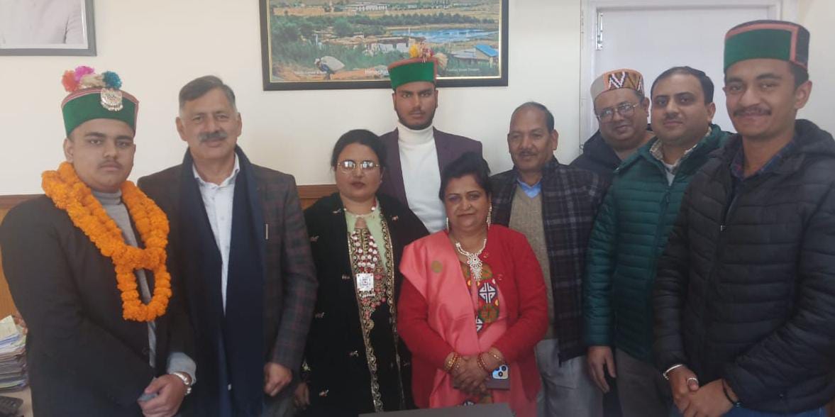 15 वर्षीय अभिमन्यु, शिवालिक पब्लिक स्कूल, झाकड़ी का एक होनहार छात्र, ने अपनी छोटी उम्र में ही अद्भुत प्रतिभा का परिचय दिया