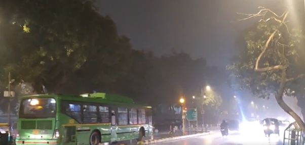 राष्ट्रीय राजधानी दिल्ली के कई इलाकों में मध्यम बारिश हुई