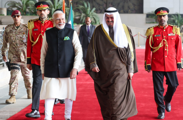 PM Modi accorded a cermonial Guard of Honour at Bayan Palace in Kuwait