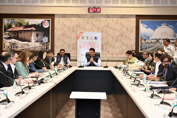 महाराष्ट्र के मुख्यमंत्री देवेंद्र फडणवीस ने विभिन्‍न परियोजनाओं के लिए एडीबी से वित्तीय सहायता का आग्रह किया