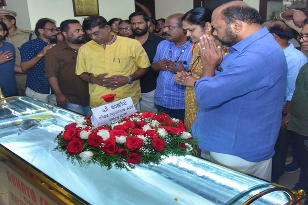 Mortal remains of renowned writer M.T. Vasudevan Nair consigned to flames in Kozhikode