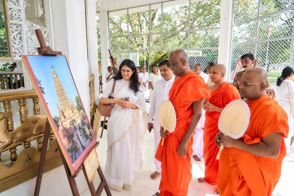 श्रीलंका में भारतीय उच्‍चायोग ने भारत की समृद्ध बौद्ध धरोहर दर्शाने के लिए उन्‍डूवेप पोया दिवस के अवसर पर अनुराधापुर के ऐतिहासिक जयश्री महाबौद्धि मंदिर परसिर में एक प्रदर्शनी का आयोजन किया है