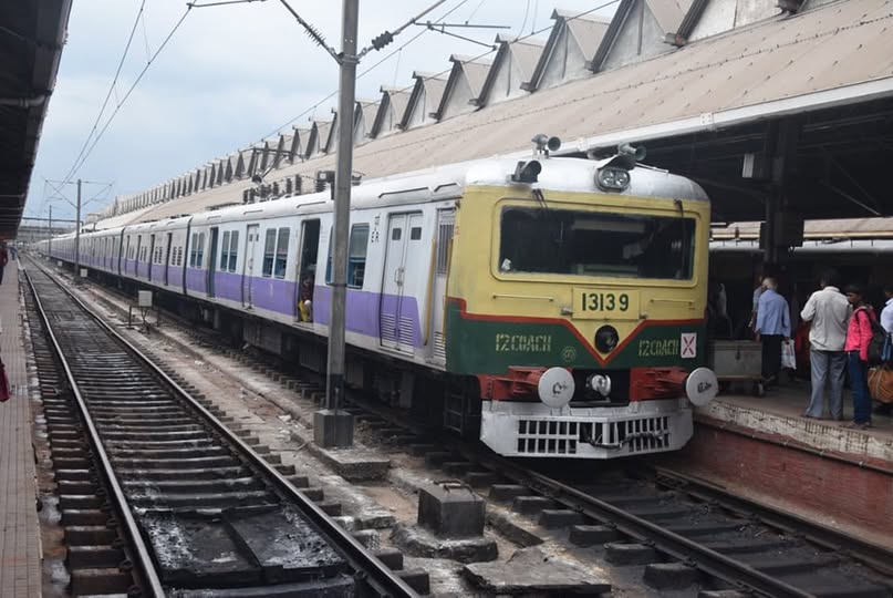 ক্রিকেট প্রেমীদের খেলা দেখে বাড়ি ফেরার সুবিধার্থে আগামীকাল কলকাতার ইডেন গার্ডেনে আন্তর্জাতিক T-20 ক্রিকেট ম্যাচ উপলক্ষ্যে পূর্ব রেলের বিশেষ ট্রেন চালাবে।