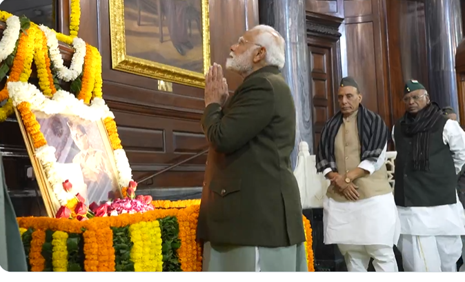 प्रधानमंत्री नरेन्‍द्र मोदी ने संविधान सदन के सेंट्रल हॉल में नेताजी सुभाष चंद्र बोस की जयंती पर श्रद्धांजलि अर्पित की