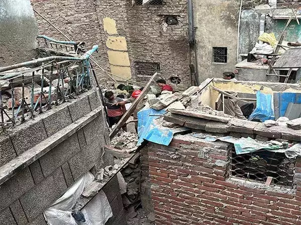 Delhi building collapse: Operation on to rescue trapped people 