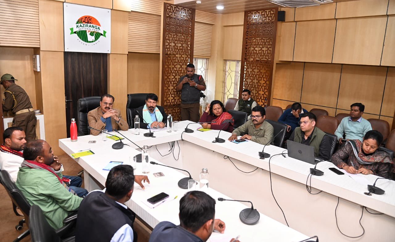 বন মন্ত্ৰী চন্দ্ৰ মোহন পাটোৱাৰীৰ কাজিৰঙা ৰাষ্ট্ৰীয় উদ্যান কর্তৃপক্ষৰ সৈতে বৈঠক