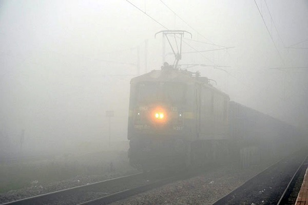 देश के उत्तरी क्षेत्र में घने कोहरे के कारण दृश्यता कम होने से कई रेलगाड़ियों की आवाजाही प्रभावित