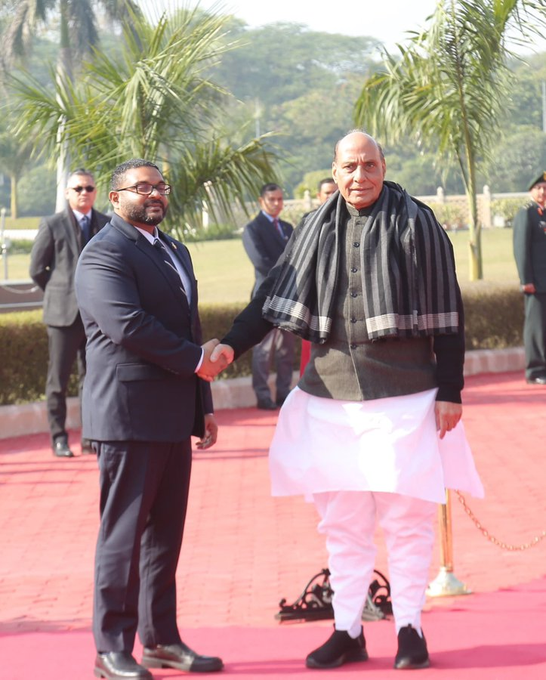 संरक्षण मंत्री राजनाथ सिंह आणि मालदीवचे संरक्षण मंत्री मोहम्मद घासन मौमून यांच्यात द्विपक्षीय बैठक