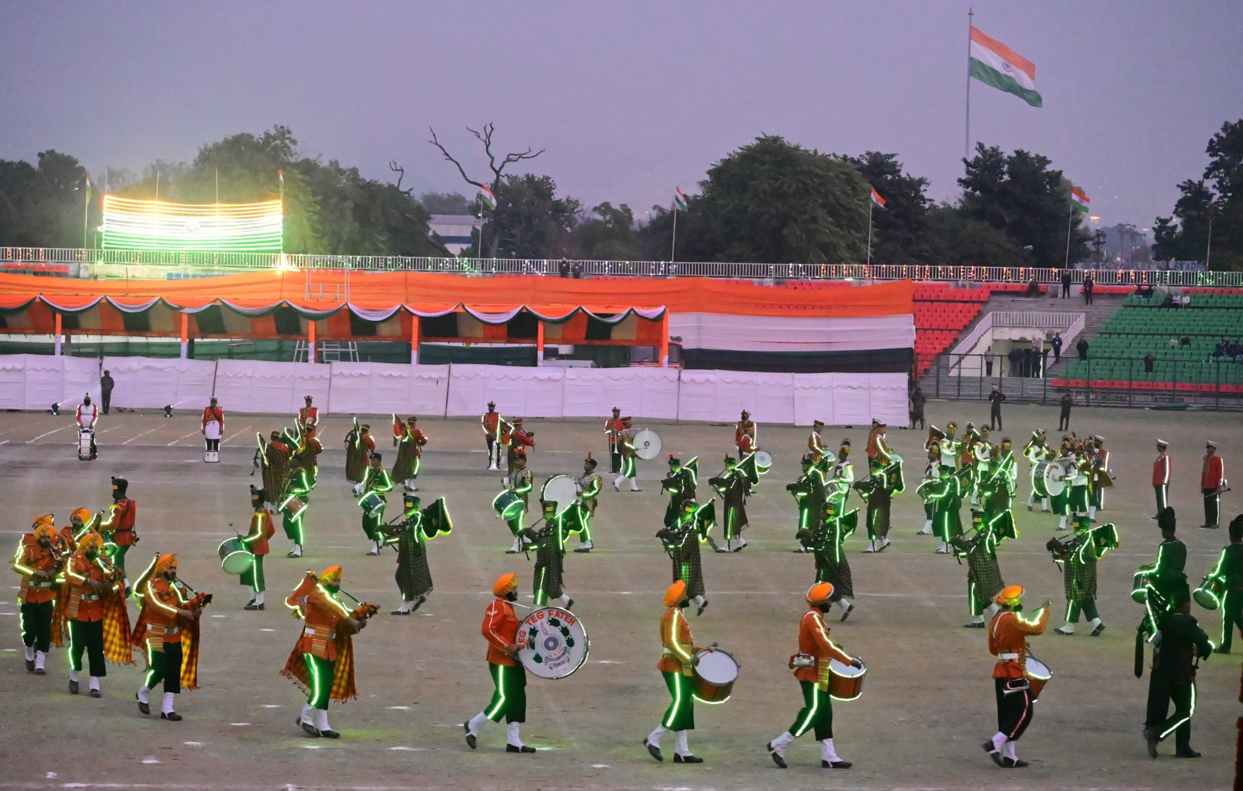 जम्मू और कश्मीर में ‘बीटिंग रिट्रीट’ समारोह के साथ चार-दिवसीय गणतंत्र दिवस समारोह का समापन