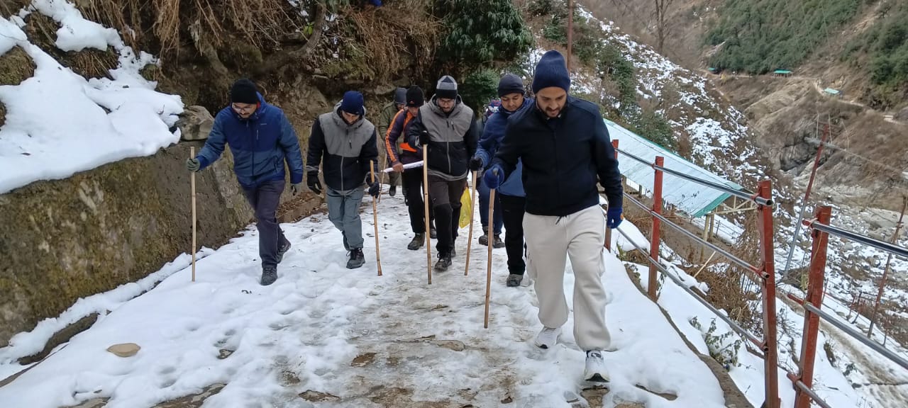 जिलाधिकारी और पुलिस अधीक्षक ने केदारनाथ यात्रा मार्ग और धाम में चल रहे निर्माण कार्यो का किया निरीक्षण