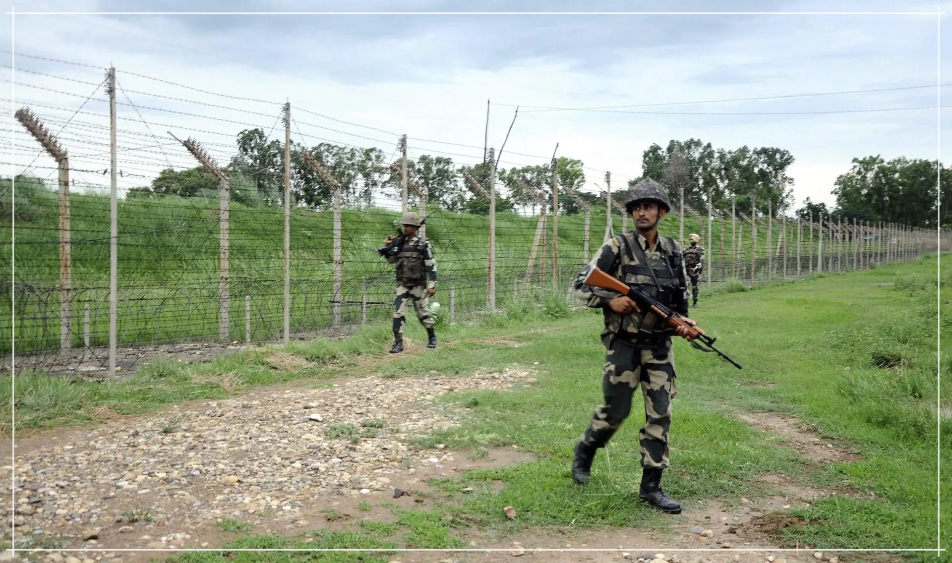 ভাৰত-বাংলাদেশ সীমান্তৰ ফুলবাৰীত বাংলাদেশী লোকক অবৈধভাবে ভাৰতত প্ৰৱেশ কৰোৱাৰ অভিযোগত আটক কৰা এজন যুৱক আৰক্ষীৰ গুলিত আহত