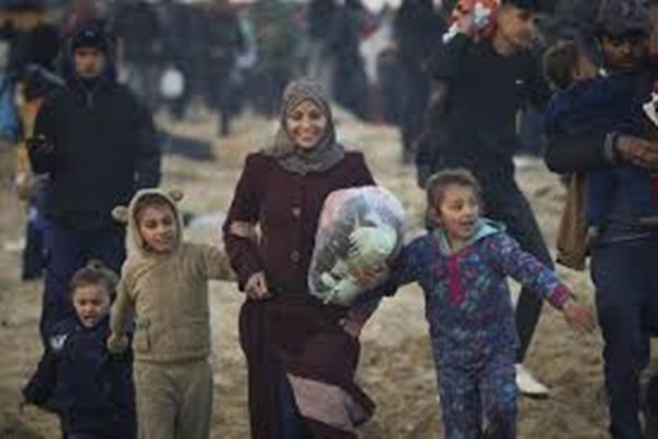 Displaced Palestinians begin return journey after Israel lifts its closure