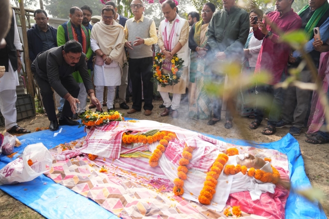 চলচ্চিত্র নির্মাতা সমৰেন্দ্ৰ নাৰায়ণ দেৱৰ অন্ত্যেষ্টিক্ৰিয়া মঙলদৈত সম্পূৰ্ণ ৰাজ্যিক মর্যাদাৰে সম্পন্ন