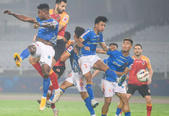 इंडियन सुपर लीग फुटबॉल टूर्नामेंट में कोलकाता में ईस्‍ट बंगाल एफसी ने केरला ब्‍लास्‍टर्स एफसी को 2-1 से पराजित किया