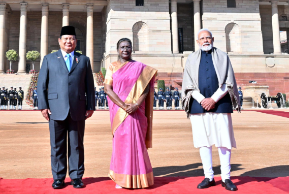 राष्ट्रपति मुर्मू और प्रधानमंत्री मोदी ने राष्ट्रपति भवन में इंडोनेशिया के राष्ट्रपति प्रबोवो सुबिआंतो का स्वागत किया