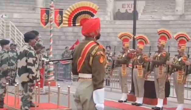 पंजाब में अमृतसर में अटारी सीमा की संयुक्‍त जांच चौकी पर सीमा सुरक्षा बल के कमांडेंट एच.एन. जोशी ने गणतंत्र दिवस पर सलामी ली