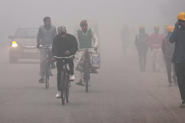 दिल्‍ली में घना कोहरा और कम दृश्यता, उड़ान और रेल परिचालन प्रभावित