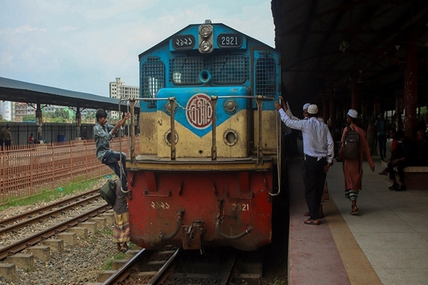 Bangladesh train services resume after 26-hour strike by railway running staff