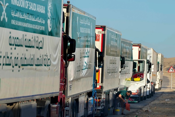 Trucks carrying aid enter Gaza, efforts to release hostages