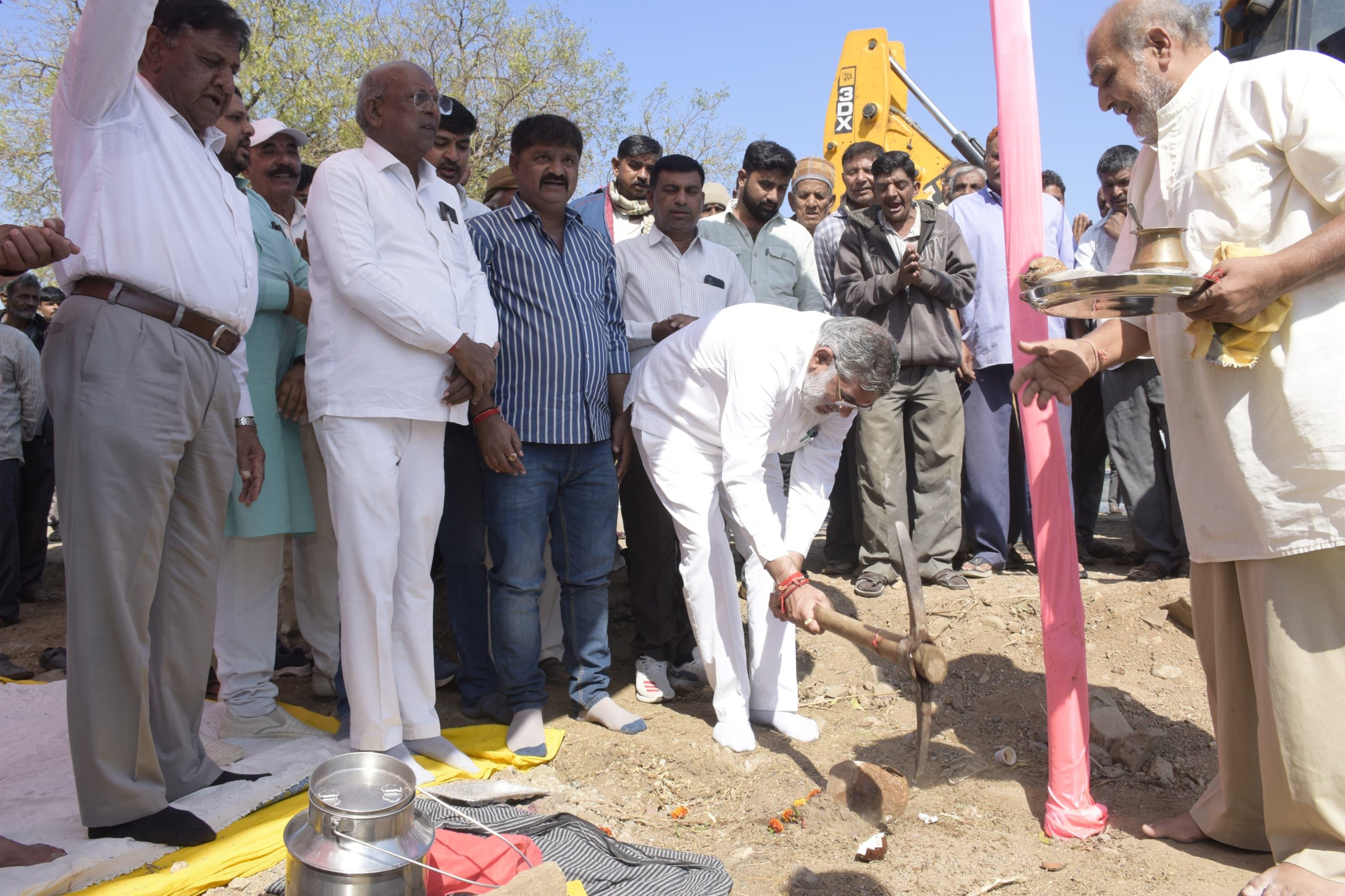 જામનગર: પર્યાવરણ મંત્રી મુળુભાઈ બેરાએ વાંસજાળિયા ગામે મેજરબ્રિજનું ખાતમુહુર્ત કર્યું