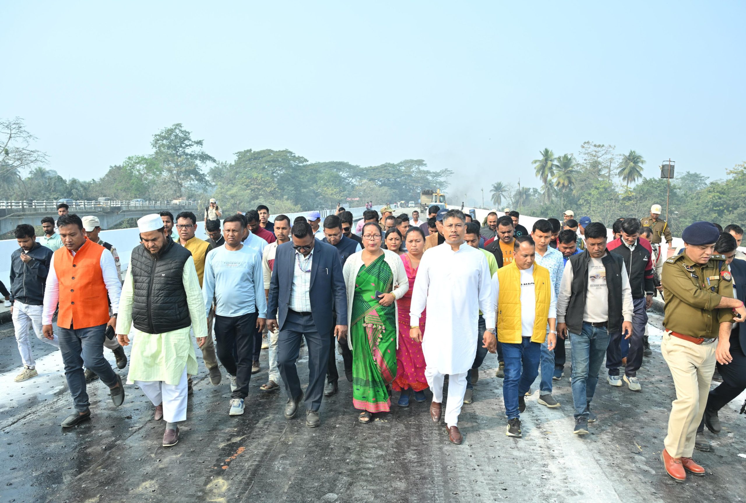 জাগীৰোড-মৰিগাঁও সংযোগী পথৰ কপিলী নৈত নির্মীয়মাণ দলঙৰ কাম-কাজ পৰিদৰ্শন জলসম্পদ মন্ত্রী পীযুষ হাজৰিকাৰ