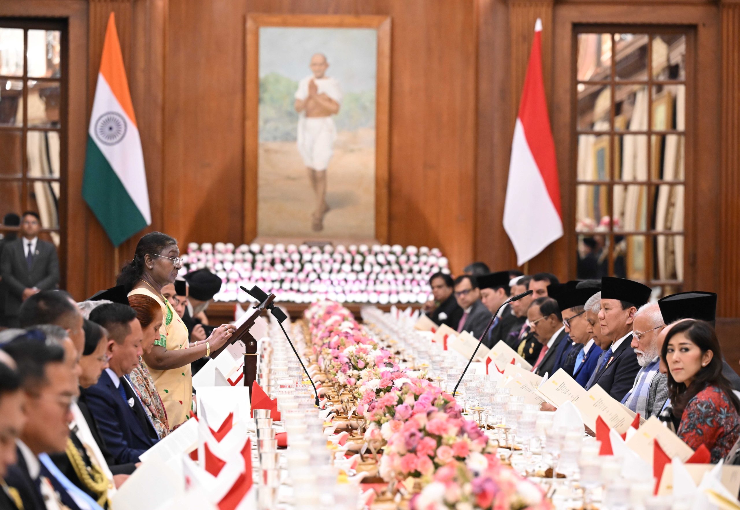 President Murmu hosts banquet for Indonesian President at Rashtrapati Bhavan      