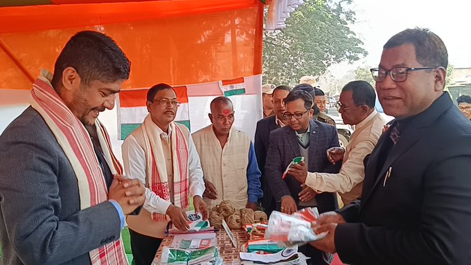তামুলপুৰ উচ্চতৰ মাধ্যমিক বিদ্যালয় চৌহদত ৰাষ্ট্ৰীয় পতাকা বিক্ৰী কেন্দ্ৰ উদ্বোধন