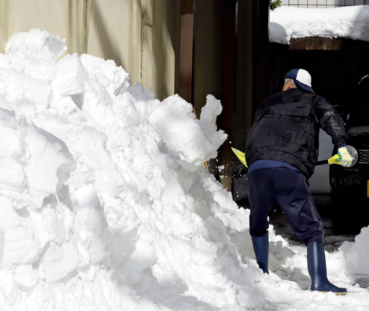 Severe winter hits Japan: Heavy snowfall and disruptions continue in coastal and mountainous regions