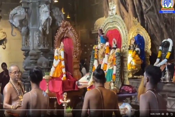 Sri Lanka: Devotees throng Shiv temples in Colombo to offer puja on Mahashivratri