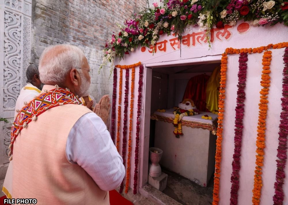 प्रधानमंत्री नरेंद्र मोदी ने संत सेवालाल महाराज को उनकी जयंती पर श्रद्धांजलि दी