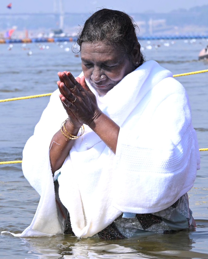 राष्ट्रपती द्रौपदी मुर्मू यांनी महाकुंभमेळ्यात त्रिवेणी संगमावर केलं स्नान