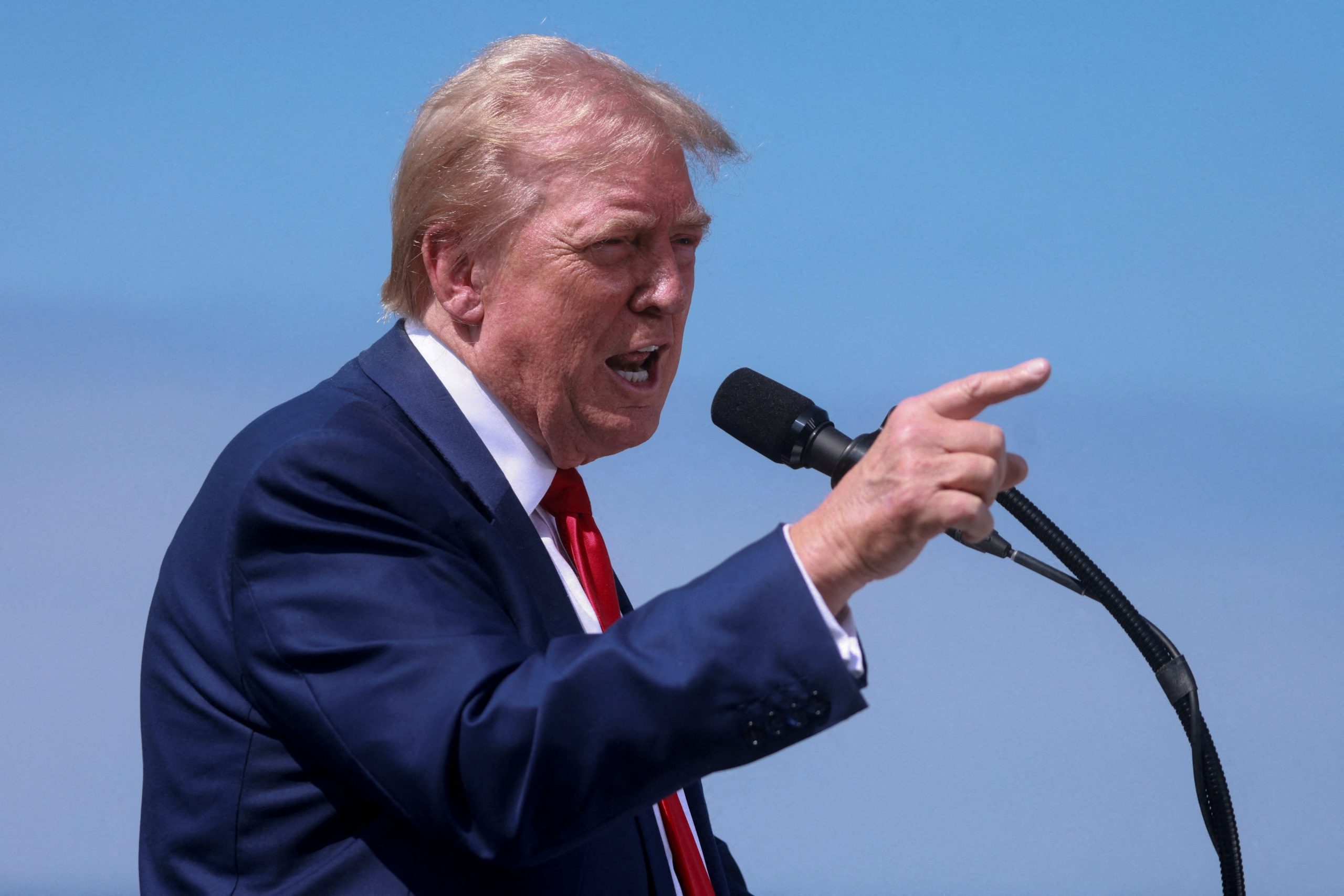 امریکی صدر ڈونلڈ ٹرمپ نے منگل سے کینیڈا اور میکسیکو پر محصول عائد کرنے کے اپنے منصوبے کا اعلان کیا ہے۔