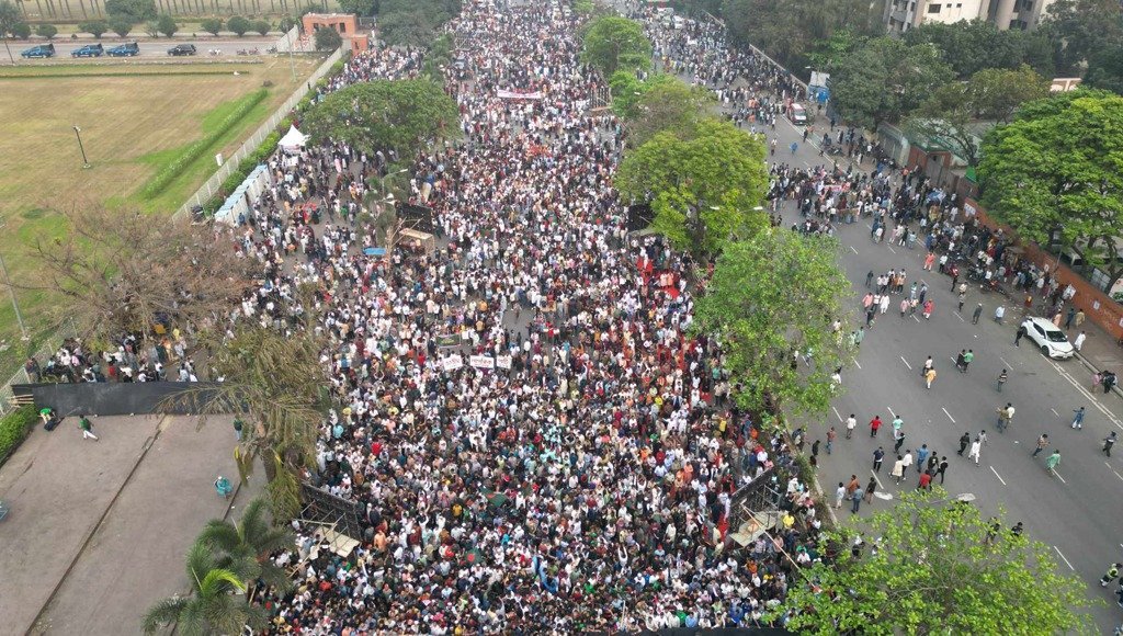 बांग्लादेश में, हजारों लोग राजधानी ढाका के माणिक मिया एवेन्यू में नए राजनीतिक दल के शुभारंभ में शामिल हुए